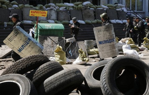 Украинские силовики устроили стрельбу в центре Мариуполя, есть раненые и убитые