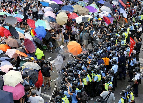 Зонтик как оружие, или новое поколение «цветных» революций