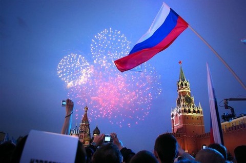 Страна празднует День России