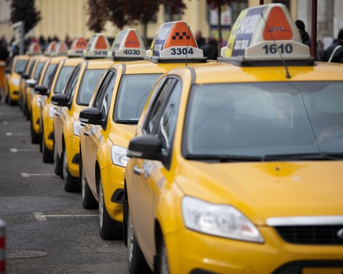 Шашечки наголо: Таксисты проводят в Москве масштабную забастовку