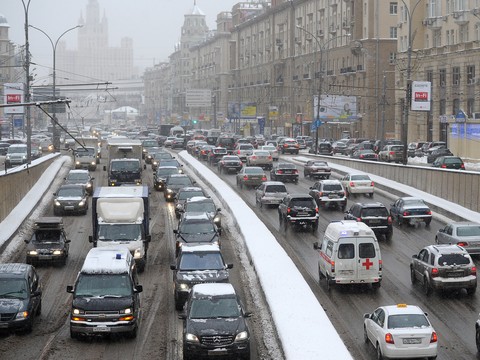 Москва стоит в многокилометровых пробках из-за снегопада
