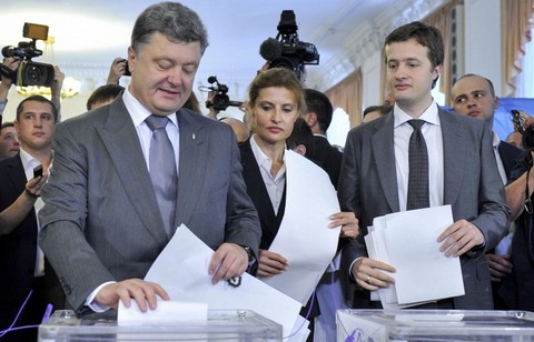 Экзит-полл: Петр Порошенко с 55,9% побеждает на президентских выборах на Украине