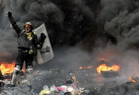 Череда взрывов и "люстрация зеленкой". На Украине разгораются новые беспорядки
