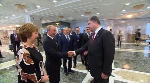 Путин и Порошенко обменялись рукопожатиями