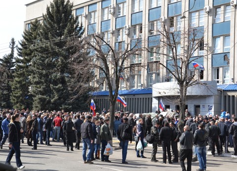 Восток Украины продолжает восстание: В Луганске провозглашена «народная республика»