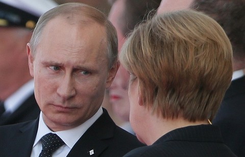 Путин и Меркель в телефонном разговоре сошлись во мнениях