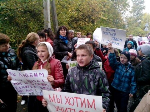 Ученики школы на севере Москвы взяли штурмом районную администрацию
