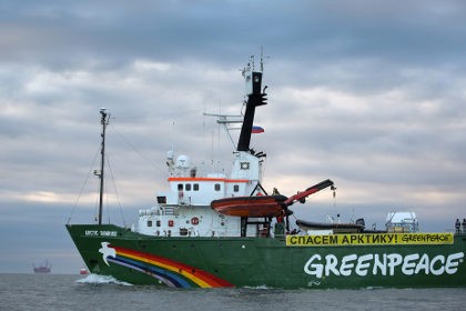 Задержанное судно Greenpeace пограничники отконвоируют в Мурманск