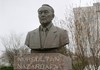 Бюст Нурсултану Назарбаеву, установленный напротив университета. Комрат.