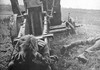 Немецкий военнопленный на Курской дуге у разбитой 150-мм пехотной пушки sIG.33. Справа лежит убитый немецкий солдат. Июль 1943 года. 