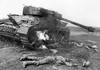 Подбитый немецкий танк Pz.Kpfw. IV и погибший солдат вермахта на Восточном фронте.