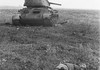 Подбитый в районе Белгорода советский танк Т-34-76 и погибший танкист