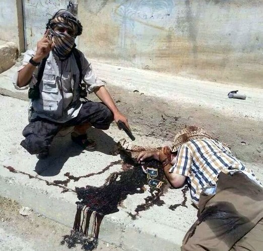 Боевик ISIS и его жертва. Фото postskriptum.org