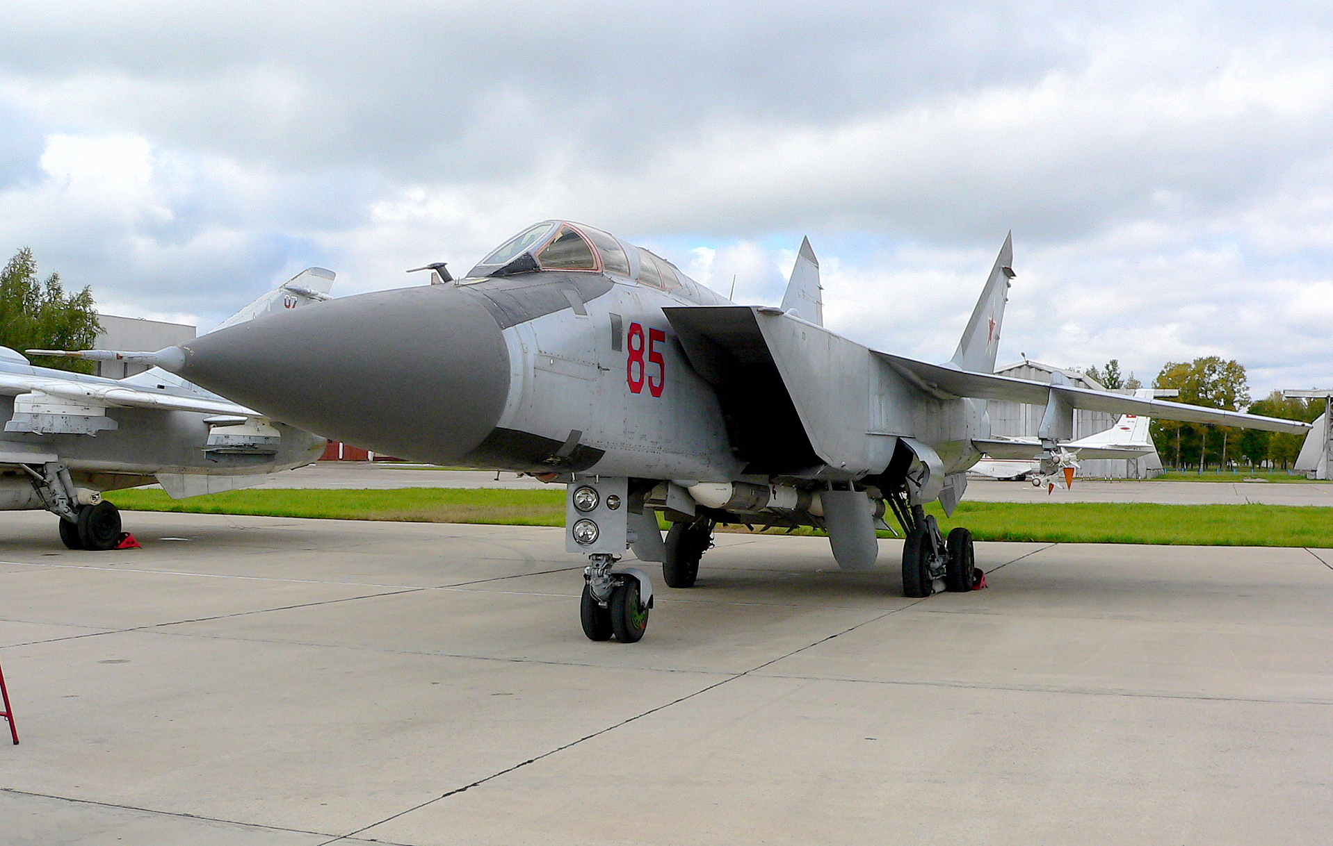 Истребитель МиГ-31 с ракетами Р-33 (под фюзеляжем) и Р-60м (под крылом). Фото А. Соколов