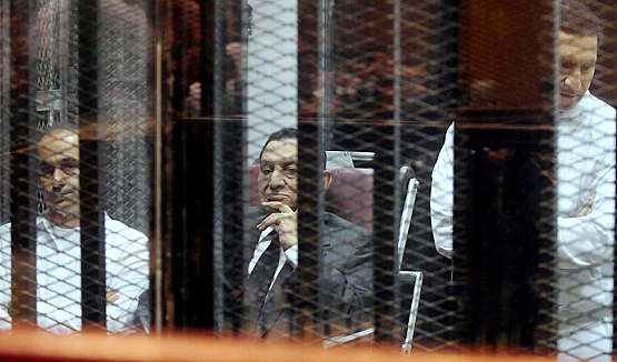 Хосни Мубарак с сыновьями на суде. Фото vchaspik.ua