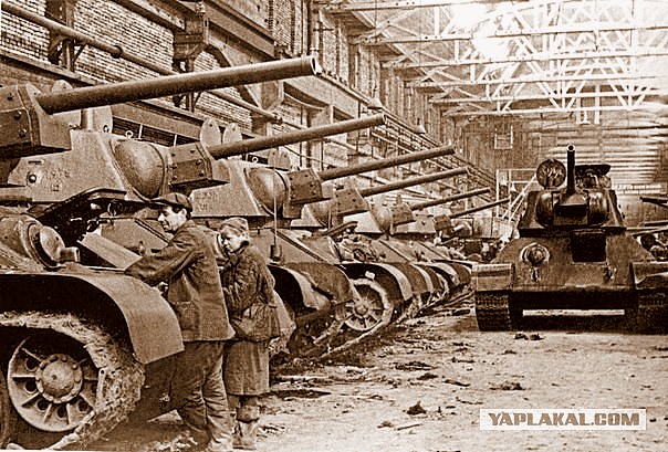 Производство танков Т-34 на одном из заводов во время войны. Фото www.yaplakal.com