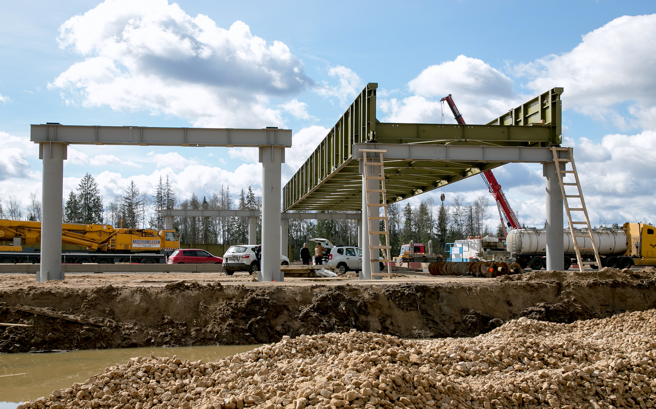 Строительство быстровозводимого большого автомобильного моста. Фото Е. Пряничникова