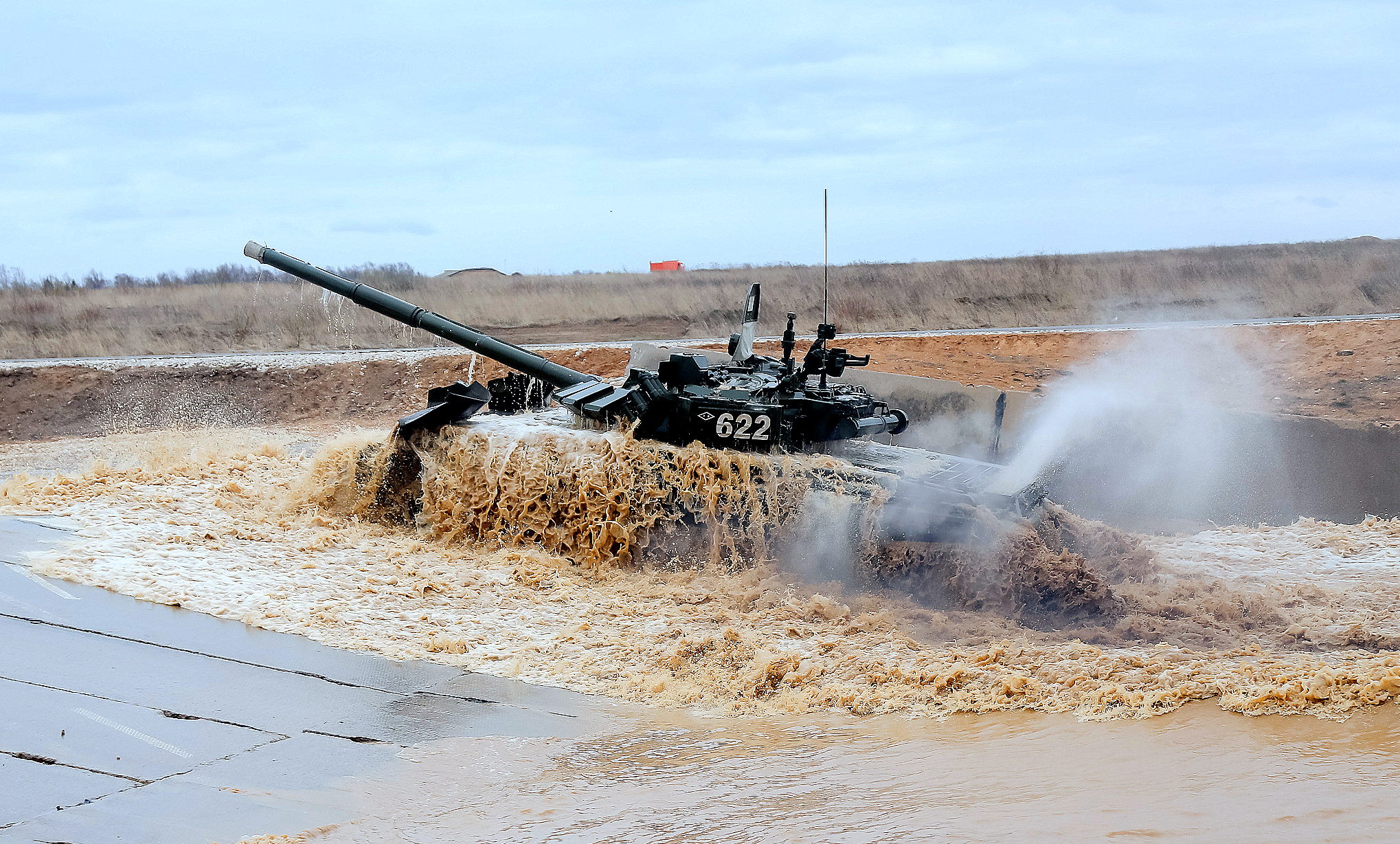 Преодоление танком преграды "брод". Фото Е. Пряничникова