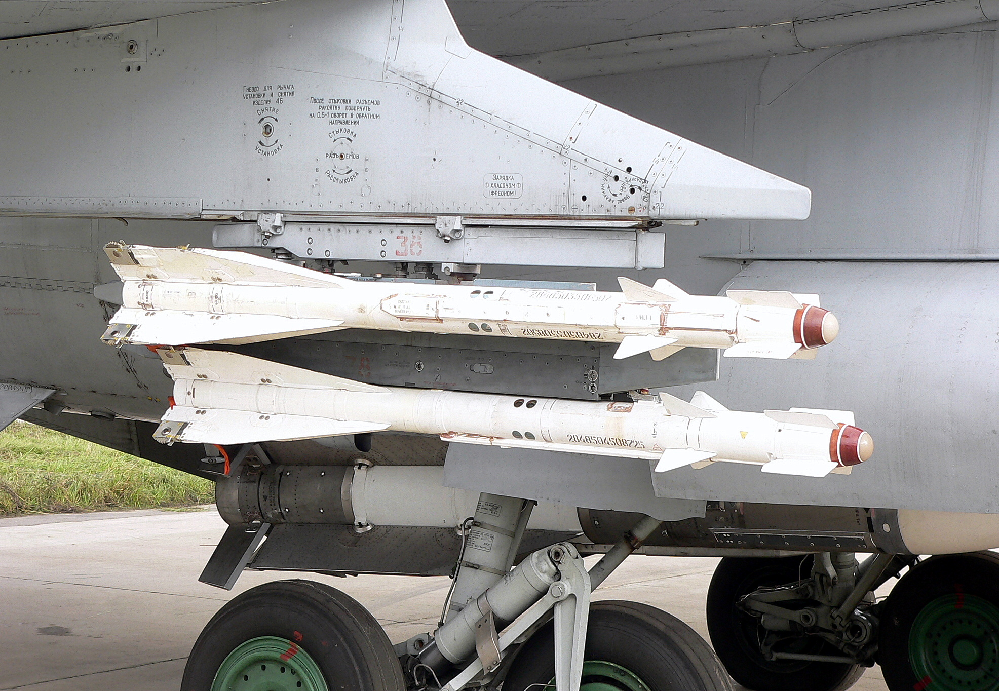 Ракеты типа Р-60 под крылом истребителя МиГ-31. Фото А. Соколов