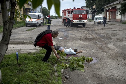 Местный житель, погибший во время обстрела Луганска Фото: Валерий Мельников / РИА Новости