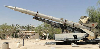 На переднем плане пусковая установка ЗРК С-75. За ней виден фрагмент СНР-125 (Музей ВВС Израиля). 