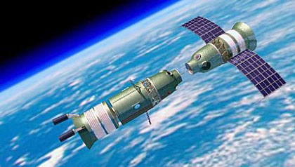 Военный космический корабль «Союз-ВИ» («Звезда») пристыковывается к орбитальному доку.