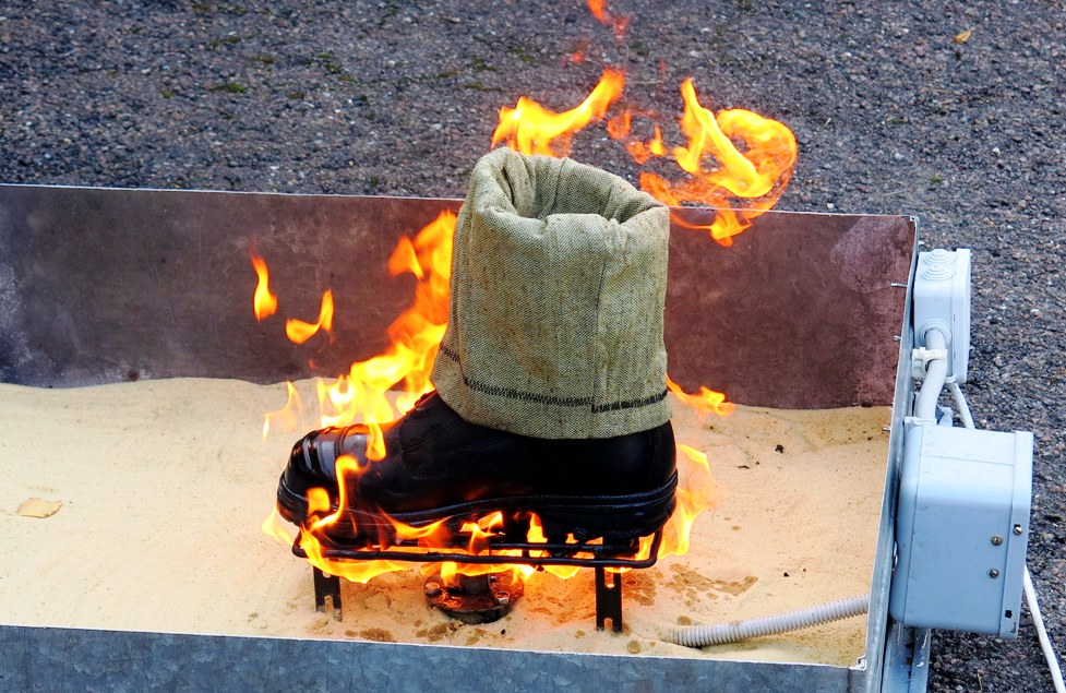 Испытание ботинка открытым огнем. Фото А. Соколов