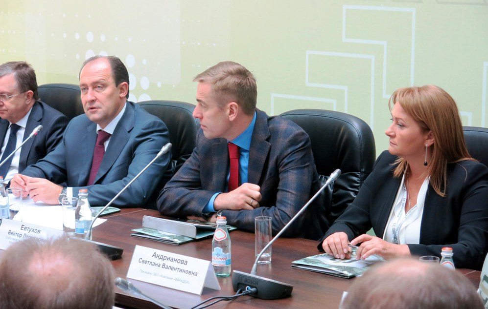 Виктор Евтухов (второй справа) и президент компании "Фарадей" Светлана Андрианова (крайняя справа). Фото А. Соколов