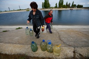 Люди набирают воду в бутылки из Северо-Крымского канала в Красноперекопском районе Крыма. © РИА Новости / Константин Чалабов