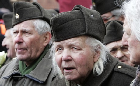 Участники шествия, посвященного памяти латышских легионеров войск СС, в центре Риги. © РИА Новости / Оксана Джадан