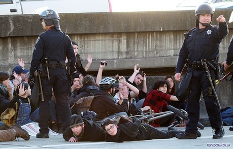 Полиция арестовала группу демонстрантов на митинге против повышения платы за обучения в Окленде, штат Калифорния. На блоге Student Activism, который использовался при организации протестов, говорится о 122 демонстрациях в 33 штатах, большая часть которых должна была пройти в университетских кампусах. © Justin Sullivan