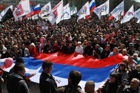 Участники митинга, организованного сторонниками референдума о статусе региона, в Донецке. © РИА Новости / Ирина Горбасева