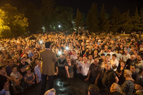 Сторонники оппозиции на площади перед зданием администрации президента Абхазии. 31.05.2014. © РИА Новости / Михаил Мокрушин