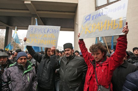 Участники митинга у здания Верховного совета Крыма в Симферополе. © РИА Новости / Тарас Литвиненко