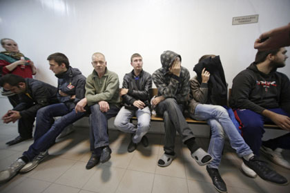 Задержанные во время беспорядков в Бирюлево в здании Чертановского суда в Москве. Фото: РИА Новости / Алексей Ничукин