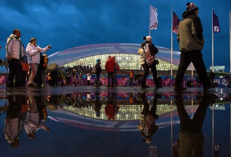Болельщики и спорсмены у стадиона "Большой" в Олимпийском парке в Сочи. © РИА Новости / Нина Зотина